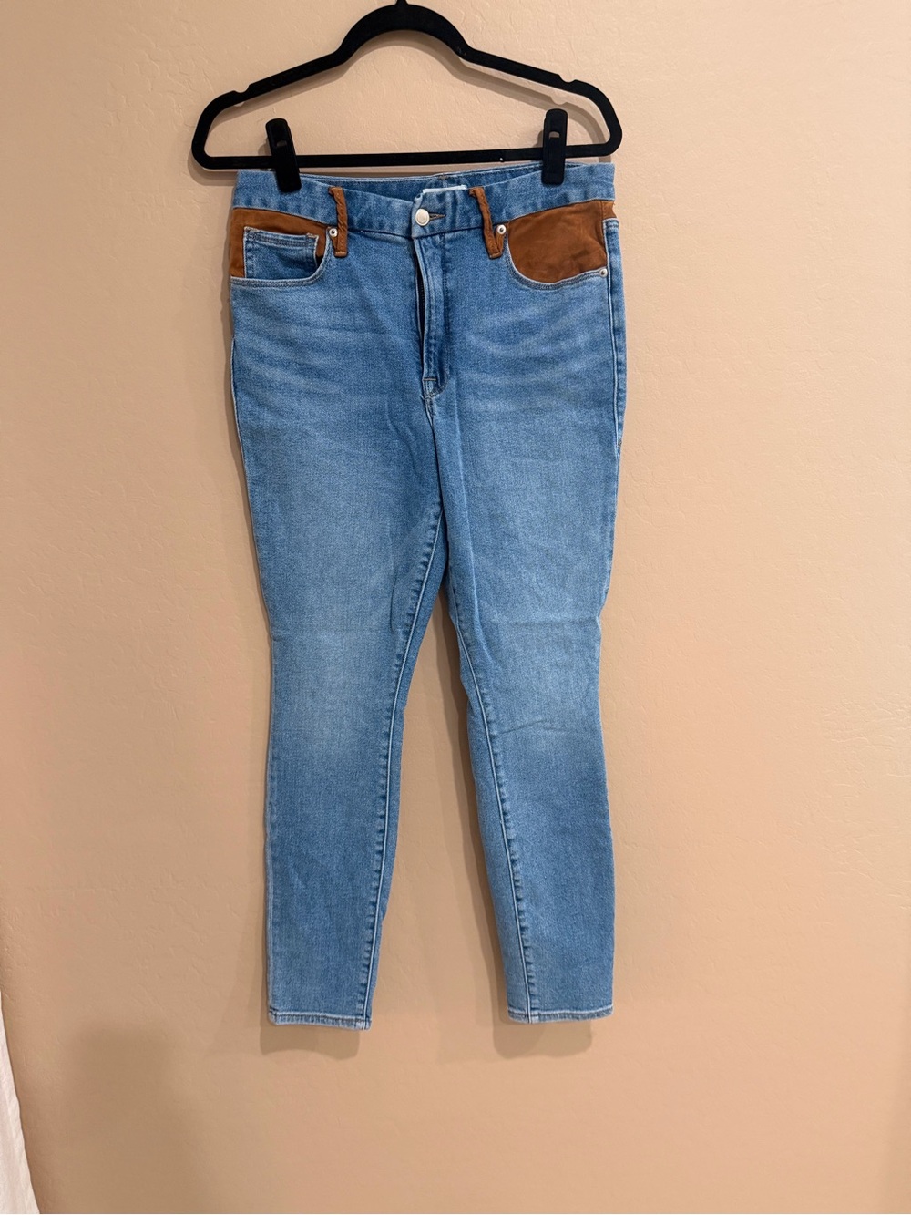 Good American Light Blue Skinny Jeans with Brown Pocket Accents